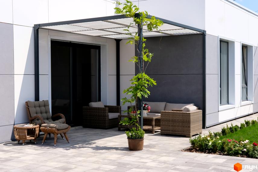 Зовнішній вигляд будинку КМ La Vida з терасою, зоною відпочинку та зеленою зоною. Опис новобудови з терасою та зоною відпочинку.