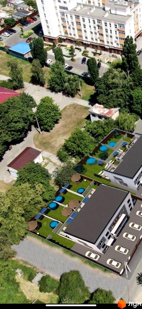 Клубний будинок „Софія“ з басейнами та зеленими зонами. На території комплексу є парковка та дитячий майданчик.