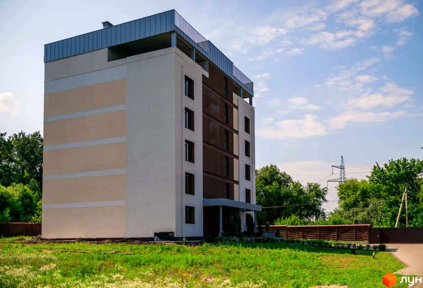 Будівельний проєкт Summerville – багатоповерховий будинок з біло-бежевим фасадом та темними вікнами. Навколо зелена територія з деревами та парканом.
