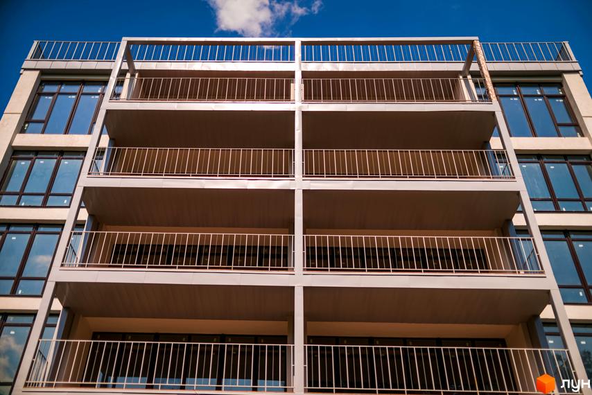 Зовнішній вигляд житлового комплексу Summerville з балконами та великими вікнами. Зовнішній вигляд новобудови з балконами та великими вікнами.