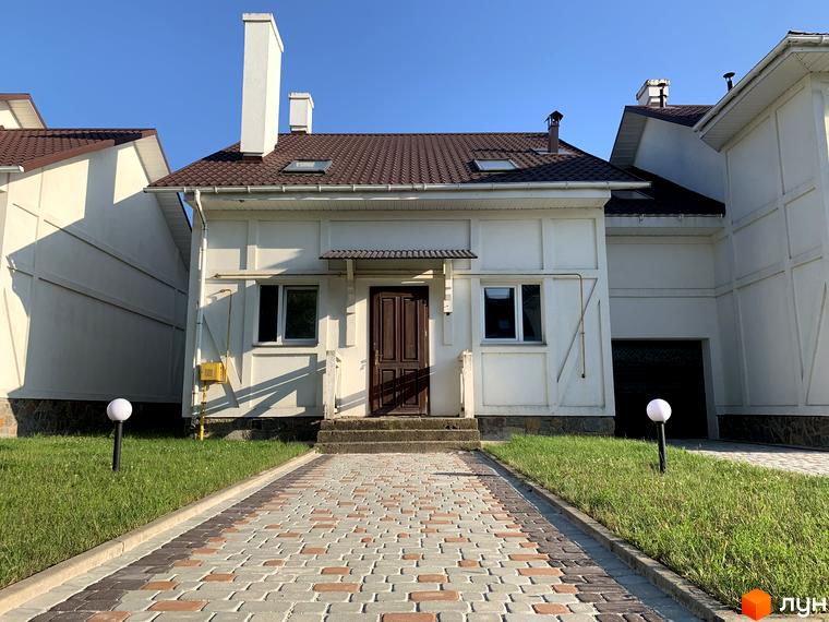 Зовнішній вигляд будинку в Котеджне містечко „Северинівська Перлина“. Брукована доріжка веде до будинку, газон з обох боків.