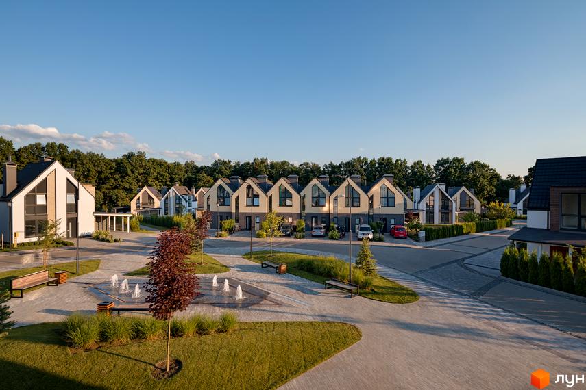 Котеджне містечко VILLAGGO з сучасними будинками та доглянутою прибудинковою територією з фонтанами та зеленими зонами. Фотографія фасаду та території комплексу.