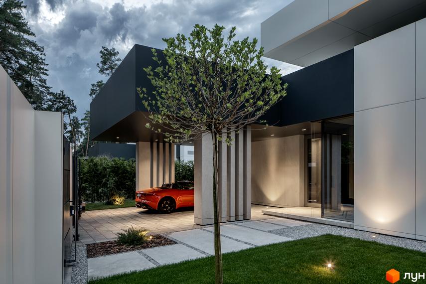 Котеджне містечко КМ 3L Residences з екстер'єром у стилі мінімалізм та оранжевим спорткаром на території. Екстер'єр будинку та прибудинкова територія.