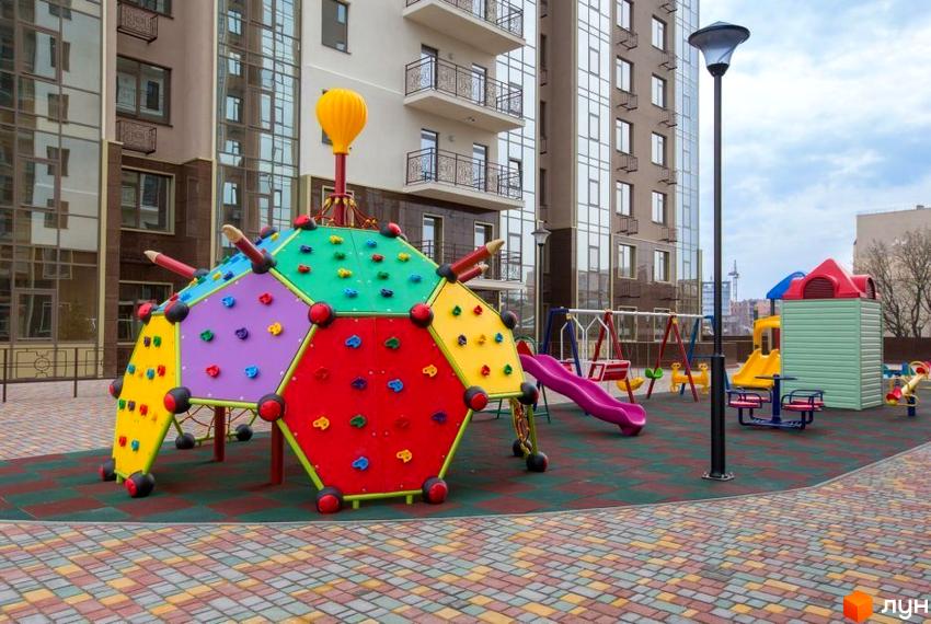 Житловий комплекс Сімнадцята Перлина з дитячим майданчиком у дворі. На території комплексу є гірки, гойдалки та інші розваги для дітей.
