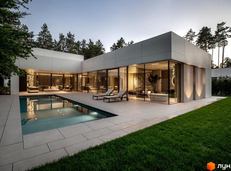 Котеджне містечко 3L Residences: одноповерховий будинок зі світлими фасадами та панорамними вікнами. Навколо будинку басейн, вимощена тераса та зелений газон.