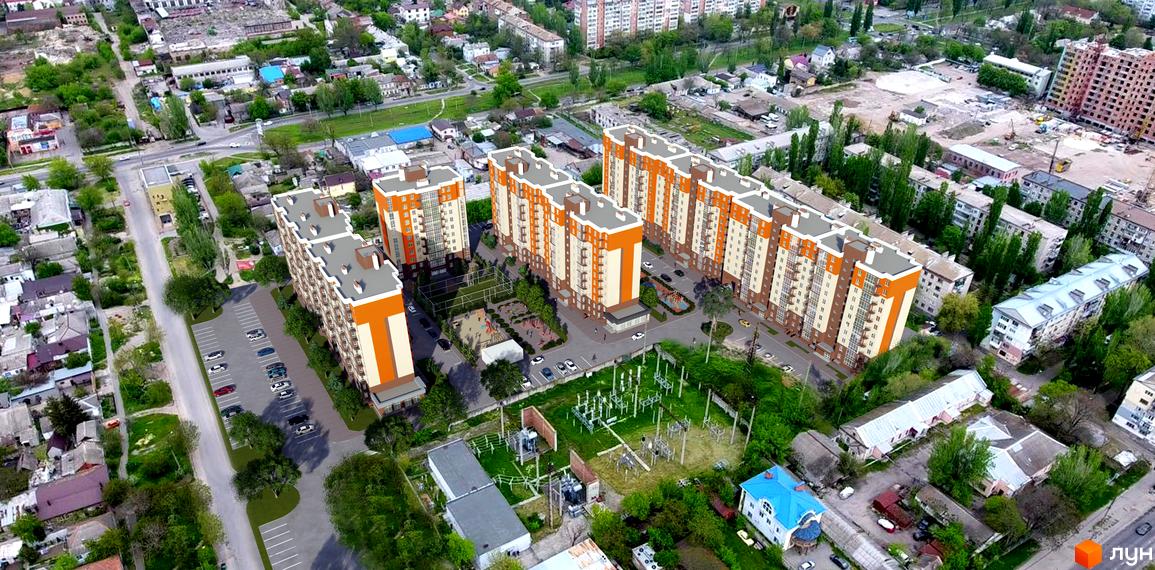 ЖК Громадянський посад: новобудови з помаранчево-бежевими фасадами. На території розташовані дитячий майданчик та парковка.