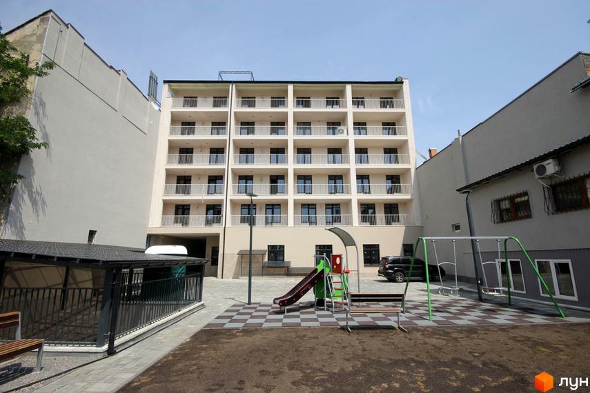 Житловий комплекс на вул. Личаківська, 84-88. Багатоповерхова новобудова з балконами та дитячим майданчиком.