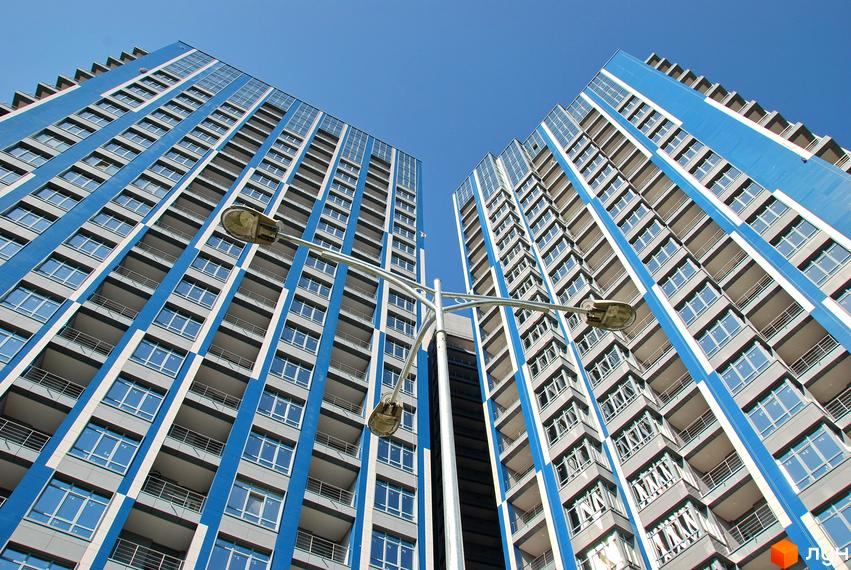 Житловий комплекс Central Park з сучасними багатоповерховими будинками та прибудинковою територією під ясним небом.