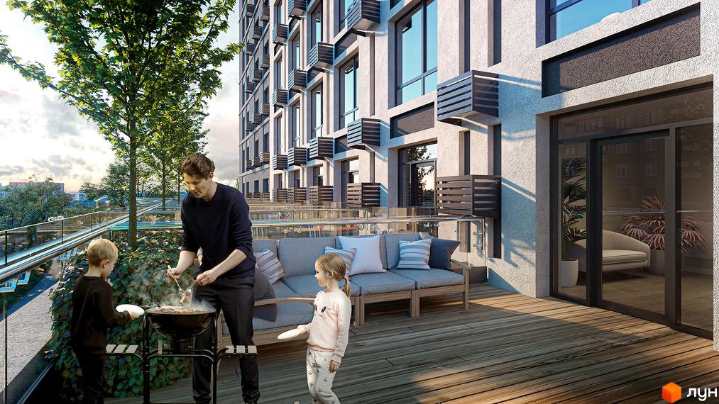 Житловий комплекс Urban One Naukova Apartments: фасади будівель з балконами та терасами, де сім'я готує барбекю. Навколо зелені дерева та міський пейзаж.