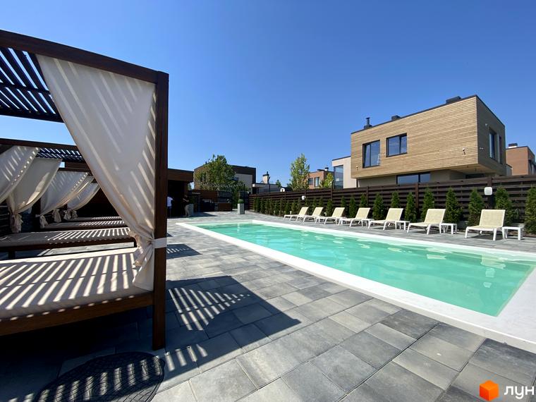 Котеджне містечко Crystal Forest. Будинок з дерев'яним фасадом, басейном та зоною відпочинку з шезлонгами. Благоустрій території.