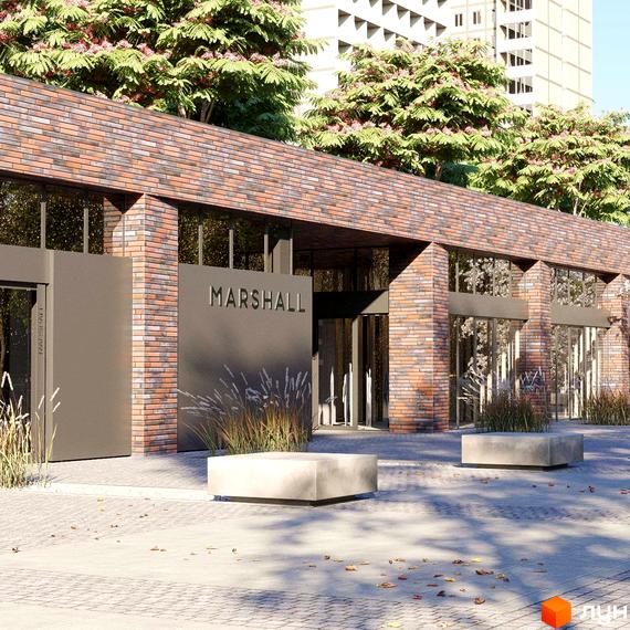 Фасад будівлі Житловий комплекс MARSHALL з цегляною кладкою, скляними вікнами та лавками на прибудинковій території. На території ростуть дерева та трава.