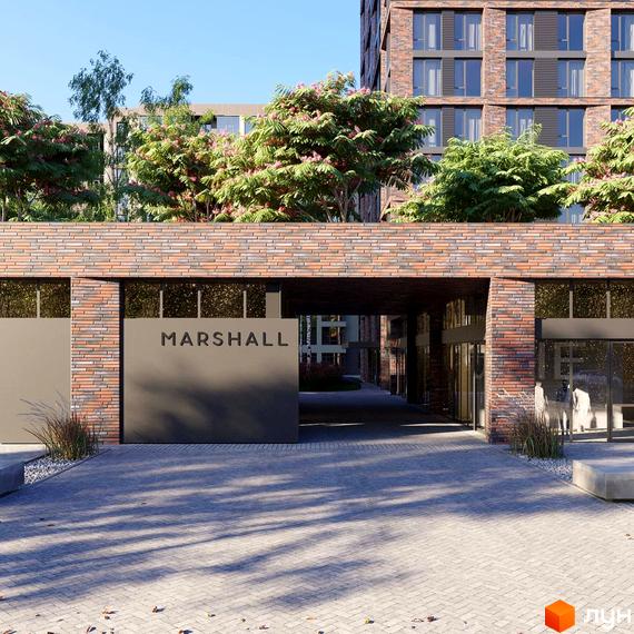 Вхідна група Житловий комплекс MARSHALL з цегляною обробкою фасаду, великими вікнами та зеленими насадженнями. Бруківка перед будинком створює затишну атмосферу.
