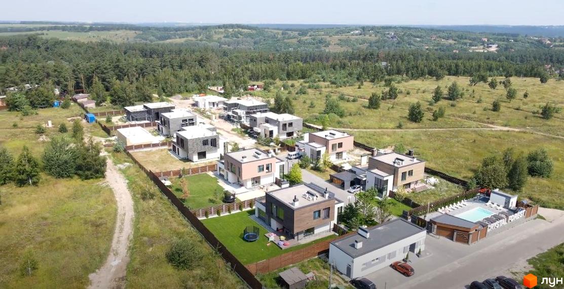 Котеджне містечко Crystal Forest з сучасними будинками. На території є басейн та доглянуті газони.