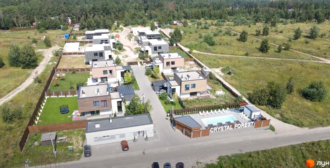 Котеджне містечко Crystal Forest. Малоповерхові будинки з плоскими дахами та панорамними вікнами. На території розташований басейн.