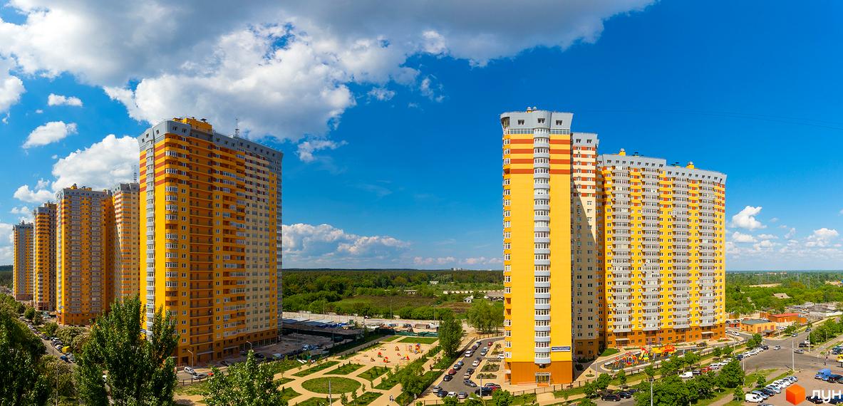 Житловий комплекс на Кондратюка - це висотні жовто-сірі будинки з численними балконами. На прибудинковій території облаштовані дитячі майданчики та зелені зони.