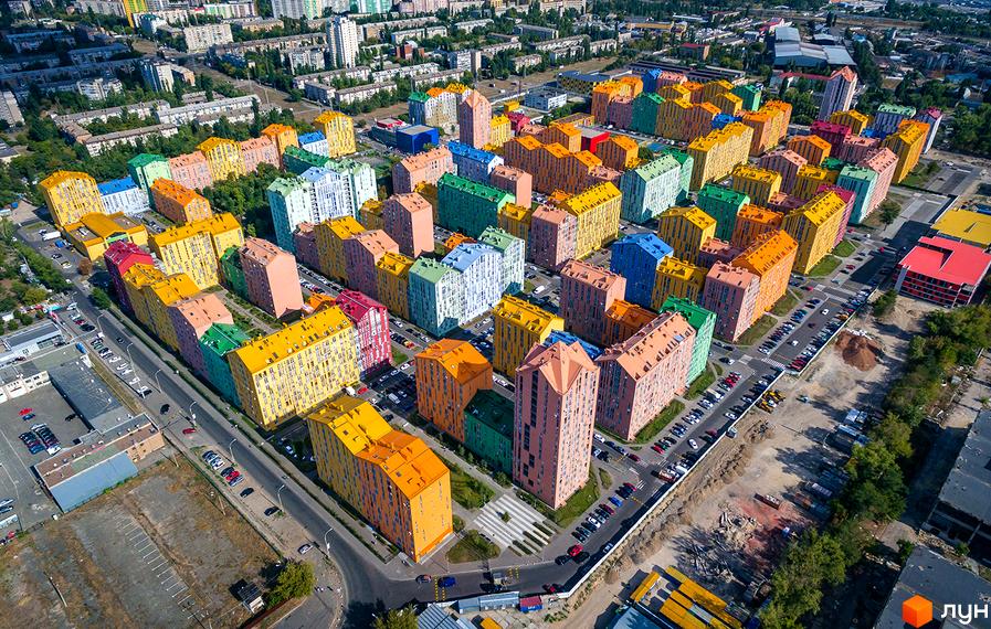 Житловий комплекс Комфорт Таун з яскравими фасадами будинків та упорядкованою прибудинковою територією.