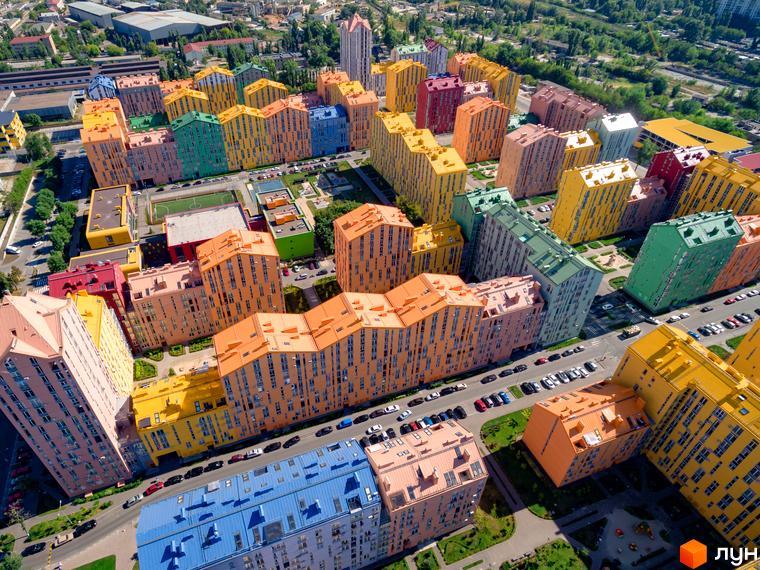 Житловий комплекс Комфорт Таун з яскравими фасадами будинків та облаштованою прибудинковою територією.