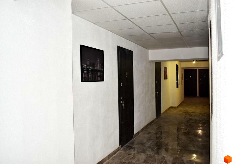 Коридор житлового комплексу Сузір'я 2020 з дверима та картиною на стіні. Огляд новобудови.