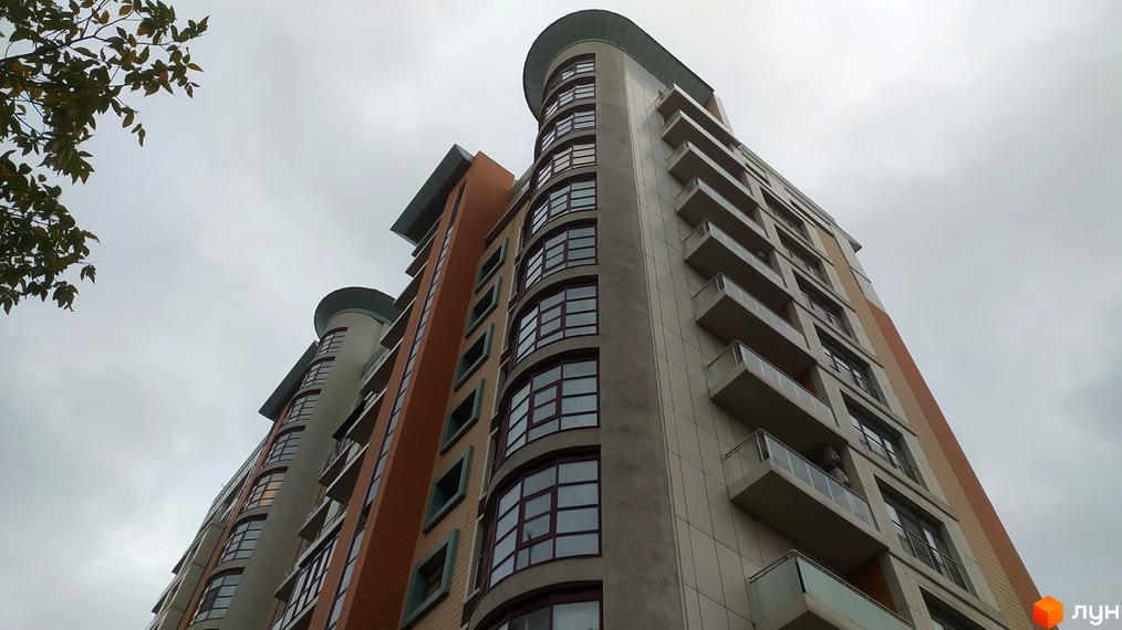 Житловий комплекс Капітолій - це сучасна новобудова з багатоповерховими будинками, що мають вигнуті фасади та балкони.