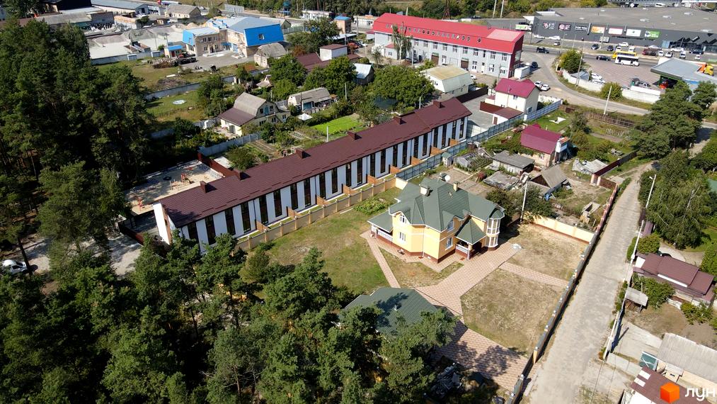 Таунхауси Green Heaven – це сучасна забудова з акуратними фасадами та зеленими ділянками. На території комплексу розташований дитячий майданчик та доглянуті газони.