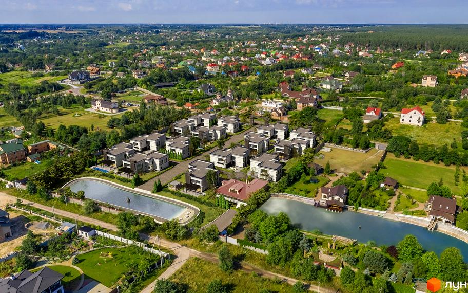 Котеджне містечко Перший Андріївський - це комплекс сучасних будинків з акуратними прибудинковими територіями та зонами відпочинку біля води.