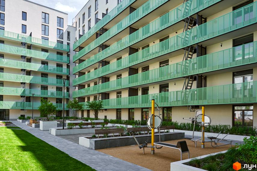 Житловий район Rybalsky: сучасна архітектура з зеленими балконами та доглянутою прибудинковою територією з зонами відпочинку та спортивним майданчиком.
