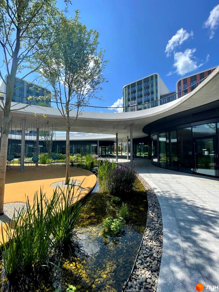 Житловий комплекс Respublika складається з вигнутих будівель з кольоровими фасадами та округлими дахами. Прибудинкова територія включає пішохідні доріжки, зелені насадження та водойму.