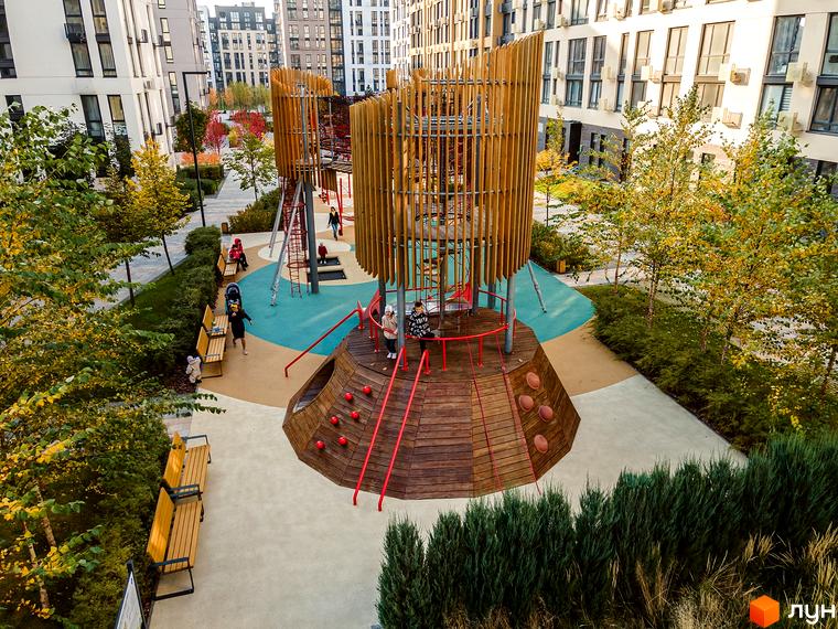 Дитячий майданчик у дворі ЖК Файна Таун. На території комплексу розташовані дитячі майданчики, зони відпочинку та озеленення.