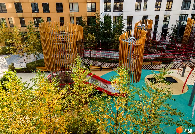 Житловий комплекс Файна Таун з дитячим майданчиком та озелененням. Яскрава архітектура з високими будинками.