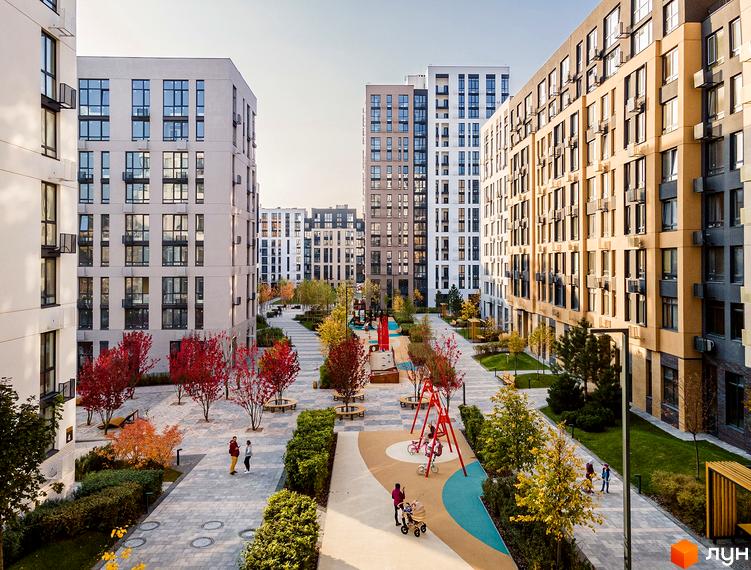 Житловий комплекс Файна Таун з сучасними багатоповерховими будинками. Простора прибудинкова територія з дитячим майданчиком та алеями для прогулянок.