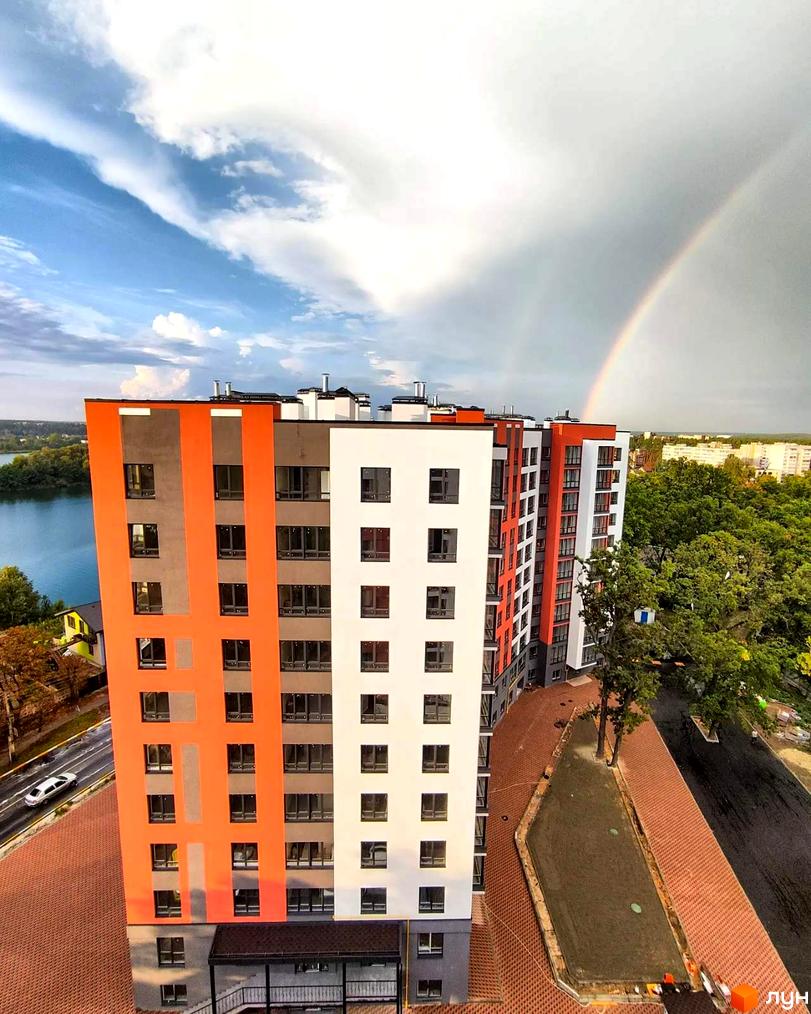 Житловий комплекс Green Life-3 з яскравим фасадом та панорамними вікнами. Навколо новобудови зелені насадження та доглянута територія.