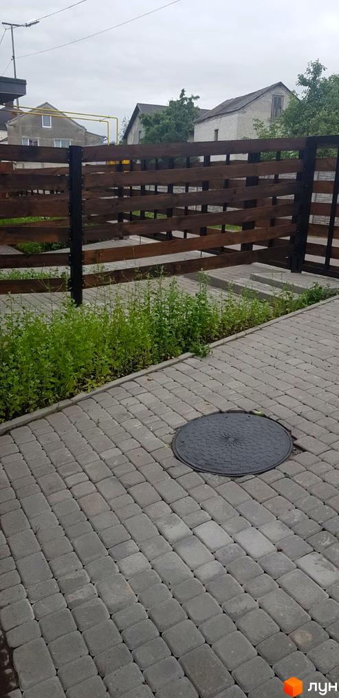 Зовнішній вигляд будинку в Котеджне містечко Скандинавія. Прибудинкова територія з бруківки та зелених насаджень.