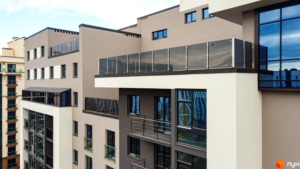 Житловий комплекс Park Residence. Зовнішній вигляд будівлі з балконами та скляними фасадами. Сучасна архітектура новобудови.