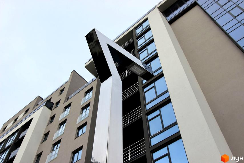 Новобудова Park Residence з унікальною архітектурою та скляними фасадами. Зовнішній вигляд будівлі підкреслює сучасний дизайн.