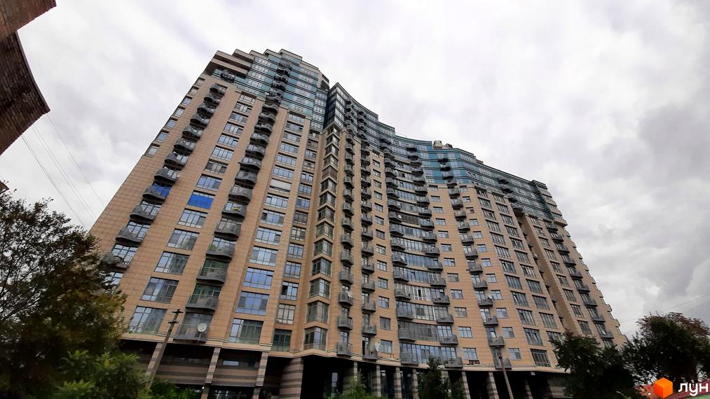 Житловий комплекс Парус - висотна будівля з вигнутим фасадом та численними балконами. Зовнішній вигляд новобудови вражає своєю масштабністю та сучасною архітектурою.