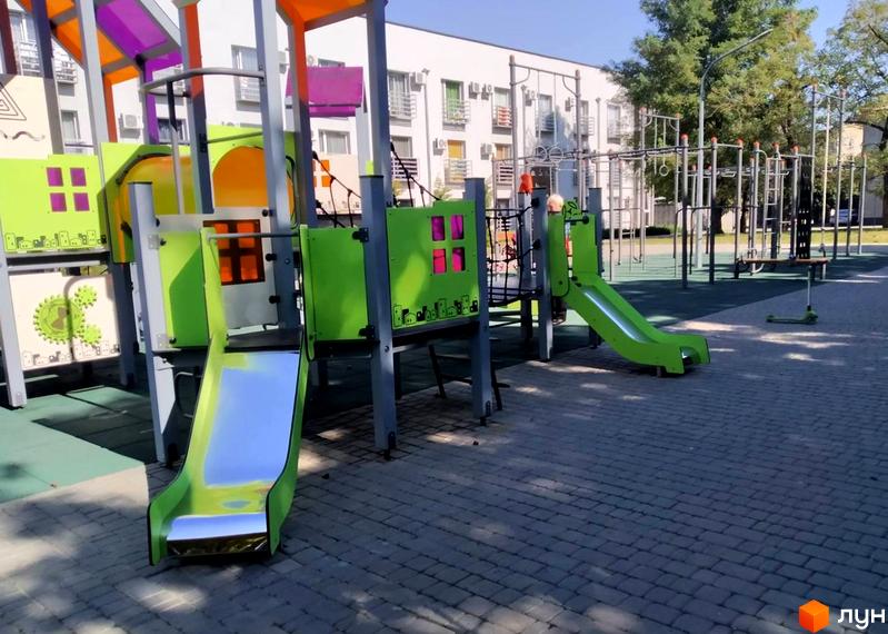 Майданчик для ігор біля Житлового комплексу Золоті Стовпи. На території є гірки та інші розваги для дітей.