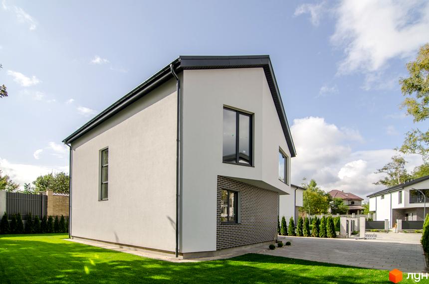 Котеджне містечко КМ Friends Club: двоповерховий будинок з білою штукатуркою та цегляною вставкою, огороджена територія з газоном та деревами.