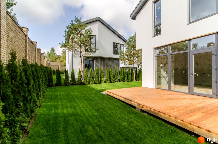 Котеджне містечко КМ Friends Club з зеленим газоном та терасою. Зовнішній вигляд будинку та прибудинкова територія.