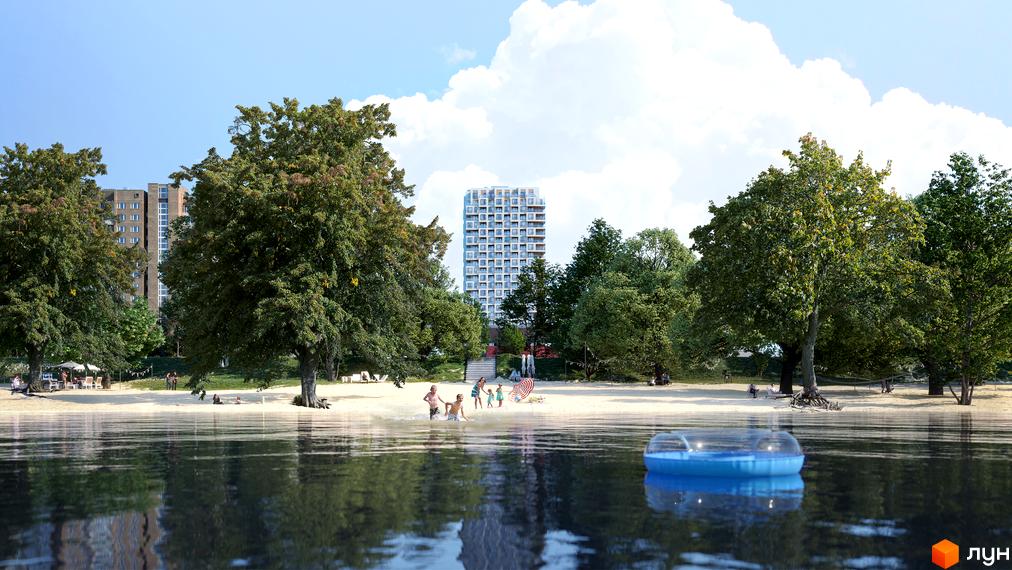 Пляж біля ЖК Kub29 з висотною будівлею на фоні, зелені дерева та відпочиваючі люди. Спокійне водне дзеркало з надувним човном.