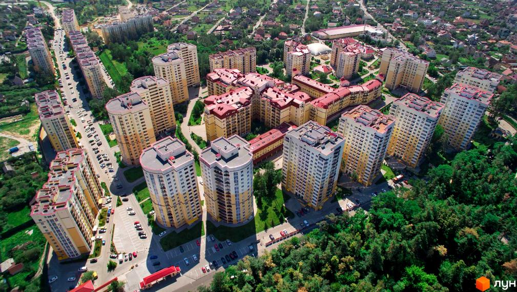 Житловий комплекс Чайка складається з багатоповерхових будинків зі світлими фасадами та червоними дахами. Навколо розташовані дороги, парковки та зелені зони.