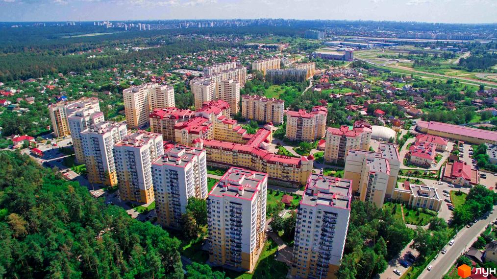 Житловий комплекс Чайка з висотними будинками світлих відтінків та червоними дахами. Комплекс оточений зеленими насадженнями та має розвинену прибудинкову територію.