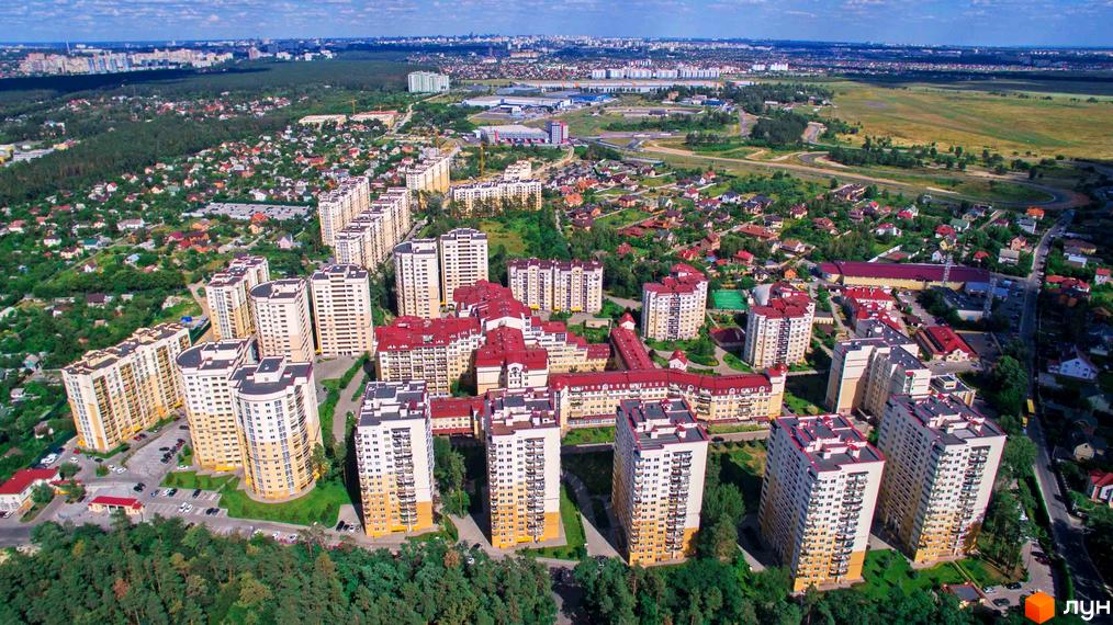 Житловий комплекс Чайка складається з багатоповерхових будівель світлих відтінків з червоними дахами. Навколо розташовані зелені зони та дороги.