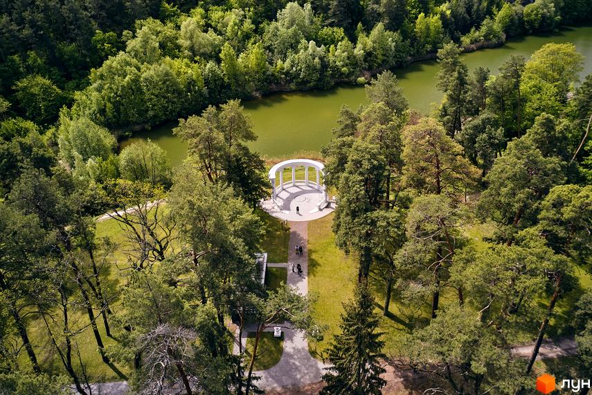 Аерофотозйомка парку з білою ротондою біля озера. ЖК O2 Residence - зелена територія та архітектурні рішення для комфортного життя.