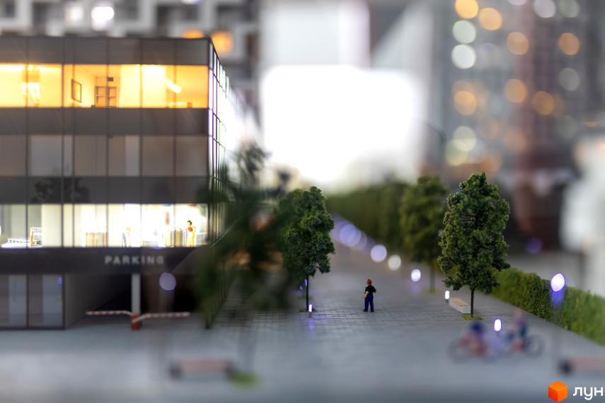 Макет BOSTON Creative House: багатоповерховий будинок з великими вікнами та паркінгом. Прибудинкова територія з доріжками, деревами та освітленням.