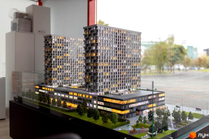 Макет житлового комплексу BOSTON Creative House з висотними будинками та зеленою прибудинковою територією. Вигляд ззовні.