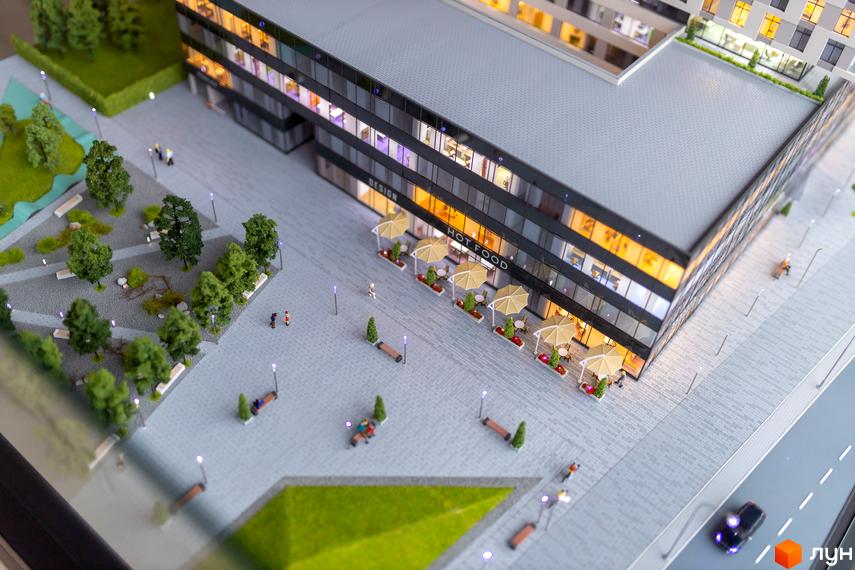 Зображення макету Житлового комплексу BOSTON Creative House з прибудинковою територією. На першому плані - пішохідна зона з лавками.