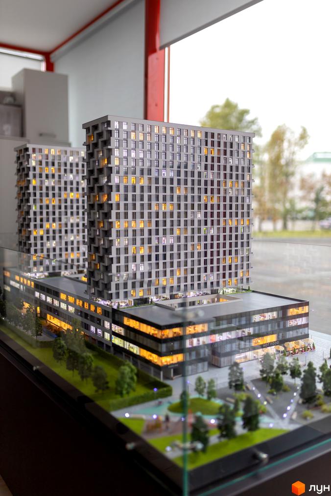 Макет Житлового комплексу BOSTON Creative House з двома багатоповерховими будинками та прибудинковою територією.