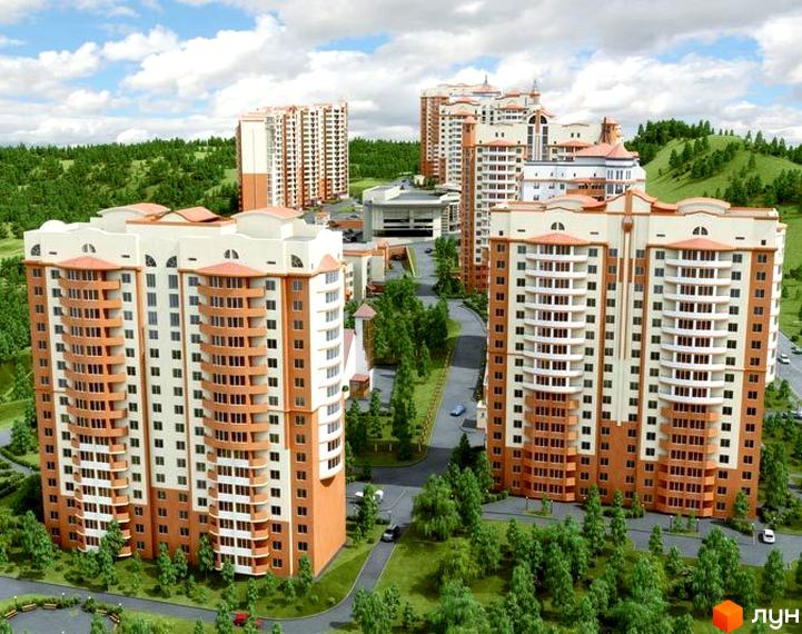 Житловий комплекс Берізки: багатоповерхові будинки біло-помаранчевого кольору з балконами та вікнами. Територія оточена зеленими деревами та дорогами.