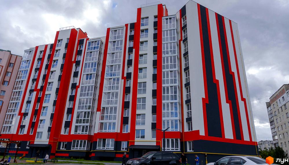 Житловий комплекс Корольова – це яскрава новобудова з червоно-чорним фасадом та великою кількістю скління. Біля будинку розташована прибудинкова територія з дитячим майданчиком та місцями для відпочинку.