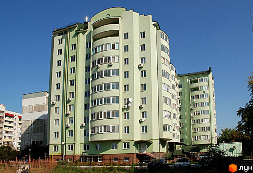 Житловий комплекс Green House з зеленими фасадами та великими вікнами. Прибудинкова територія з парком та парковкою.